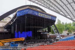   Монтаж оборудования идет на главной сценической площадке "Славянского базара в Витебске" - в Летнем амфитеатре  
