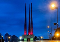 
  В Витебске монумент в честь советских солдат, партизан и подпольщиков впервые окрасился в цвета Государственного флага Республики Беларусь в честь 9 Мая   
   
  
   