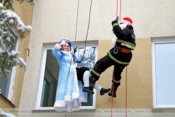 
  Витебские спасатели необычно поздравили маленьких пациентов областного клинического детского центра с Новым годом  