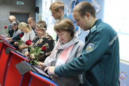  В преддверии Дня матери спасатели обучили своих мам правилам безопасности в Витебске 