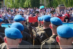
  На площади Победы в Витебске около 500 новобранцев произнесли клятву на верность Родине  