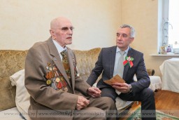   Николай Орлов поздравил ветерана ВОВ Владимира Макуя с наступающим праздником Великой Победы  