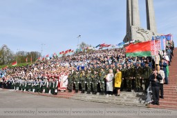   Около 2 000 витебчан исполнили песни военных лет у мемориального комплекса "Три штыка" на площади Победы в Витебске  