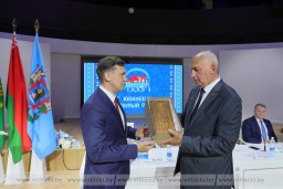 
  Подарками в знак дружбы и уважения обменялись официальные делегации России и Беларуси на торжественном приеме в честь 1050-летия Витебска  
