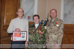 
  Медаль «За отвагу» фронтовика Якова Пахомова, найденную поисковиками, передали его внуку  