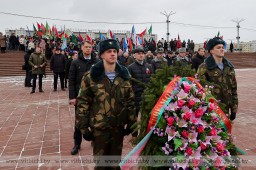  На площади Победы в Витебске состоялась торжественная церемония возложения цветов и венков, посвященная Дню защитников Отечества и Вооруженных Сил 