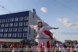   Зажигательное шествие участников фэста "На семи ветрах" украсило центр Витебска  