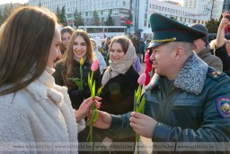  Праздничные флешмобы прошли в центре города в честь Дня женщин 