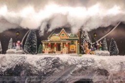   Атмосферный рождественский городок появился в одной из витрин в центре Витебска  