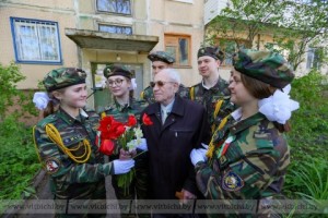   В Витебске ветерана Федора Коннова поздравили торжественным маршем расчетов МЧС  