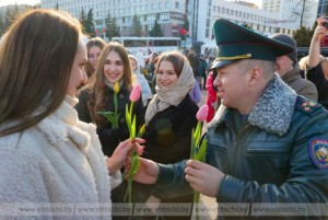 Праздничный флешмоб устроили в центре города витебские спасатели в честь Дня женщин