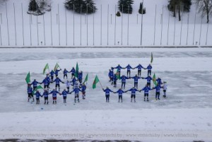 60 юных хоккеистов с флагами Витебской области выстроились в «живое» число «85»