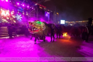 
  С файер-шоу и танцующим Драконом - в Витебске зажгли огни на главной ёлке области  