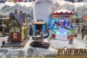   Атмосферный рождественский городок появился в одной из витрин в центре Витебска  