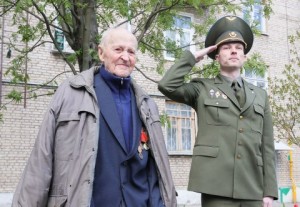  Витебские десантники мини-парадом поздравили 100-летнего ветерана войны Григория Рымашевского 