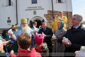   В Витебске на Благовещение провели праздничную литургию и запустили в небо голубей  