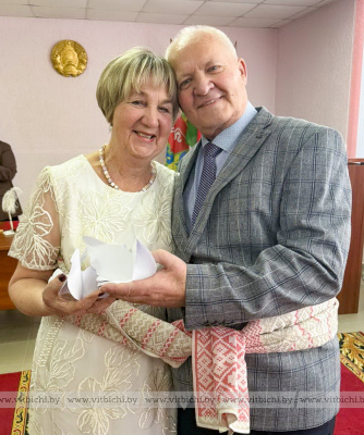 Рушники, каравай и обрядовые песни: как витебчан поздравили с золотой свадьбой