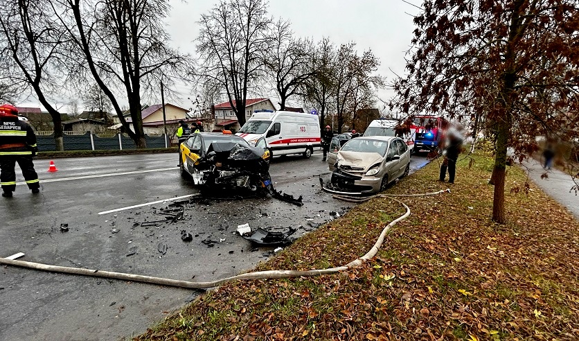 В Витебске маневр перестроения с нарушением ПДД привел к столкновению трех автомобилей