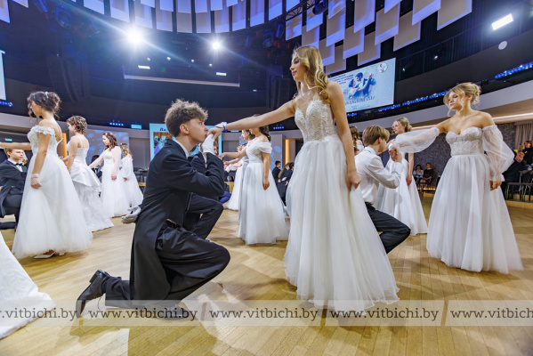 Пушкинский бал в Витебске объединил белорусских гимназистов и российских лицеистов