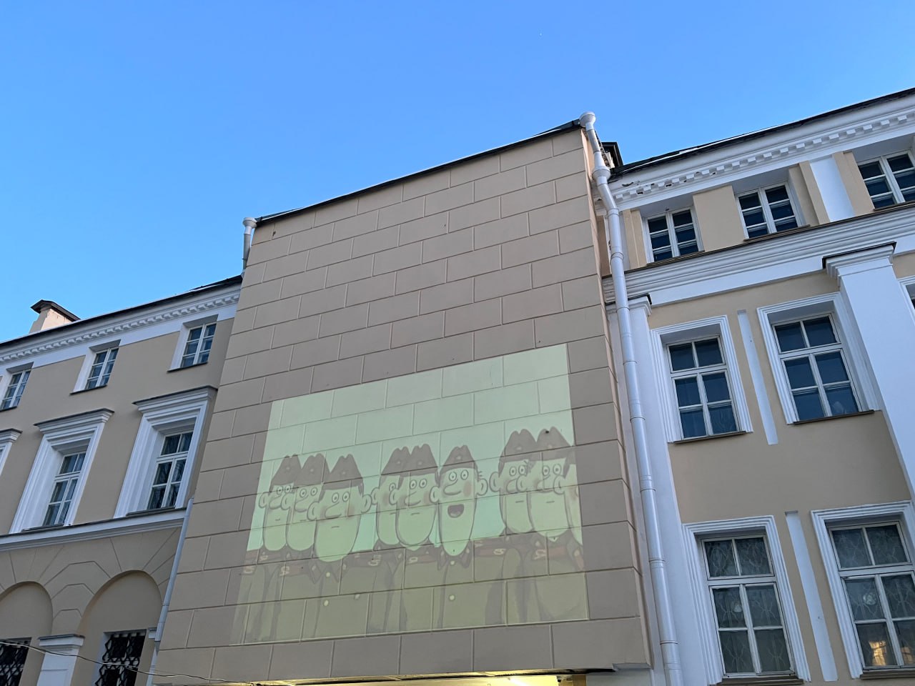 С ностальгией и чаепитием. В Витебске прошел уличный кинопоказ, посвященный Дню защитников Отечества