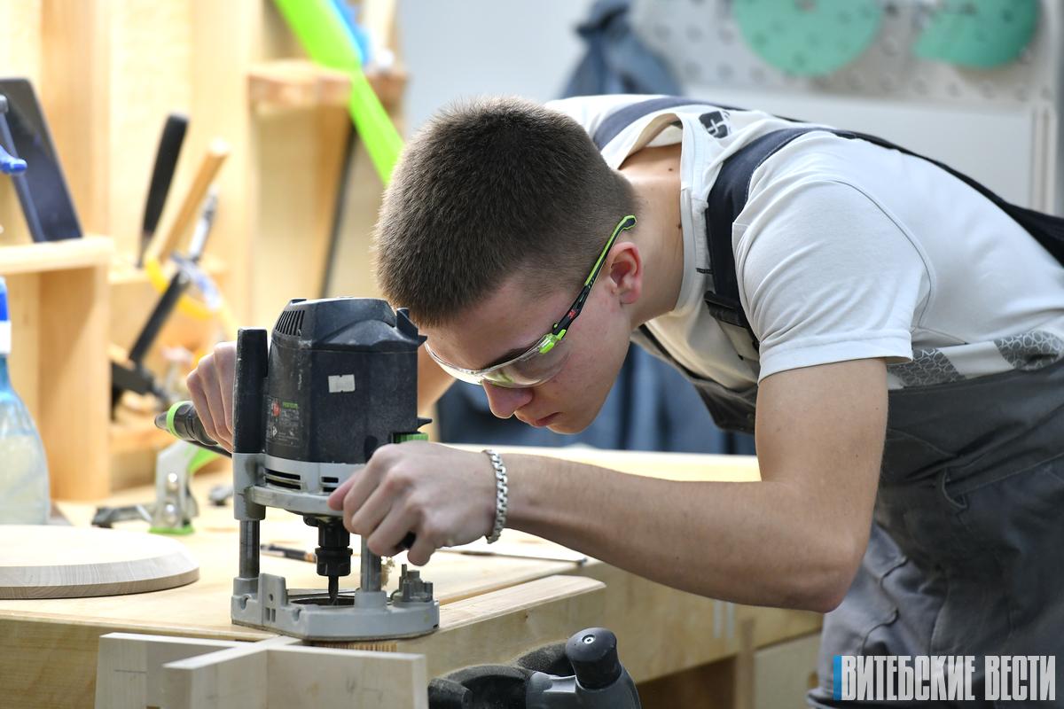 В Витебске прошел второй соревновательный день регионального этапа VI республиканского конкурса "Столярное дело"