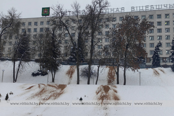 В Витебске засыпали песком стихийные горки
