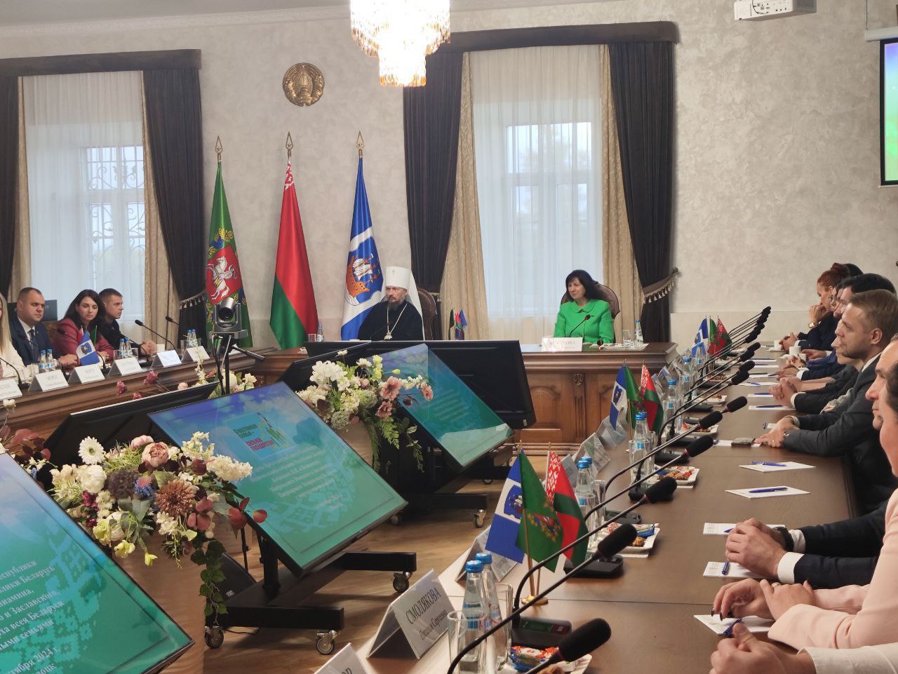 Наталья Кочанова и митрополит Вениамин в Полоцке встречаются с белорусскими семьями