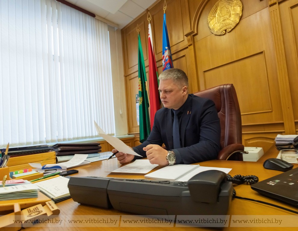 Обрезка деревьев, затягивание сроков ремонта и прокладка коммуникаций: председатель Витебского горисполкома Алексей Героев провел "прямую телефонную линию