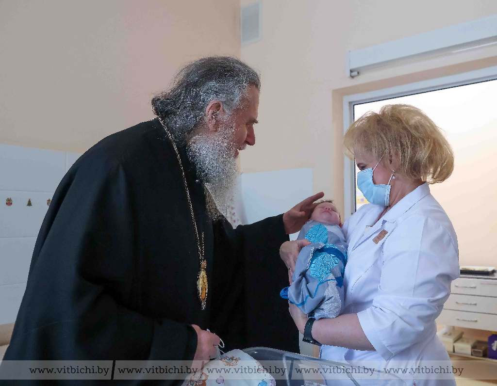 Архиепископ Витебский и Оршанский Димитрий поздравил маленьких пациентов областного детского клинического центра с Рождеством