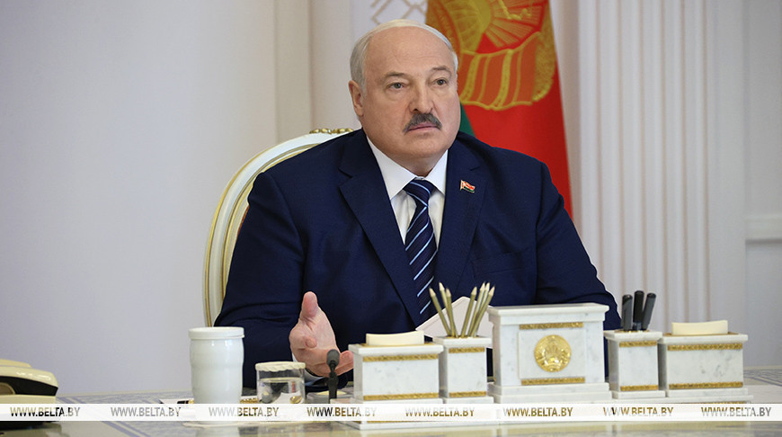 Лукашенко об оппонентах: если хотят "перевернуть страну", надо приходить и бороться на президентских выборах