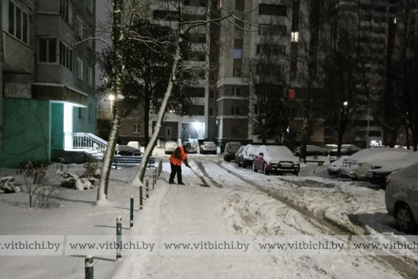 В Витебске продолжают работы по расчистке снега на придомовых территориях