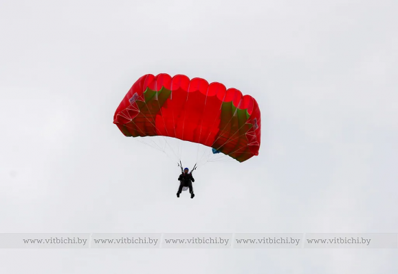 Витебск принимает чемпионат по парашютному спорту. Он стартовал на аэродроме витебского аэроклуба