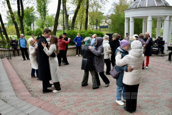 В Витебском парке Фрунзе прошел концерт для ветеранов войны и труда «Майский вальс»