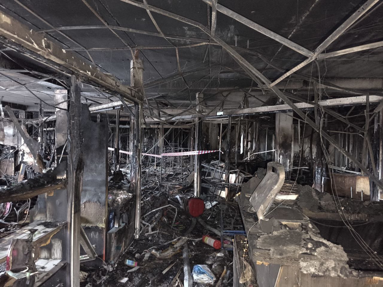 Специалисты ГКСЭ осматривают место происшествия и фиксируют обстановку внутри ТЦ «Беларусь»