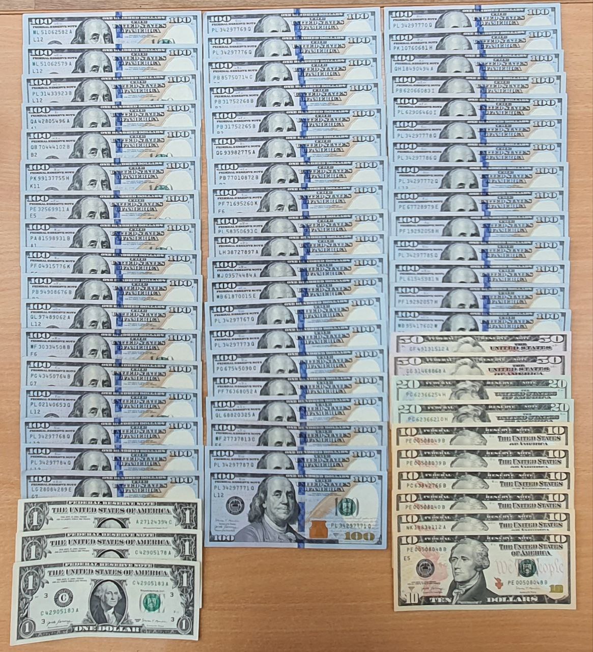 В Витебске иностранец потерял на улице почти 5,5 тысяч долларов. Вернуть деньги помогли сотрудники милиции