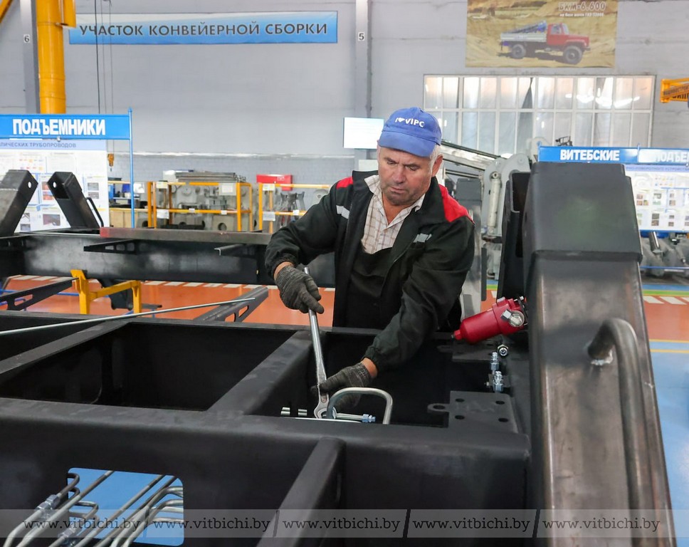 О профсоюзной поддержке работников и планах на будущее рассказал председатель профсоюзного комитета витебского предприятия Константин Ходосов