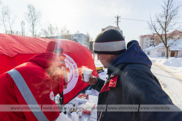 Мобильный пункт обогрева Белорусского Красного Креста продолжает свою работу в Витебске - фотофакт