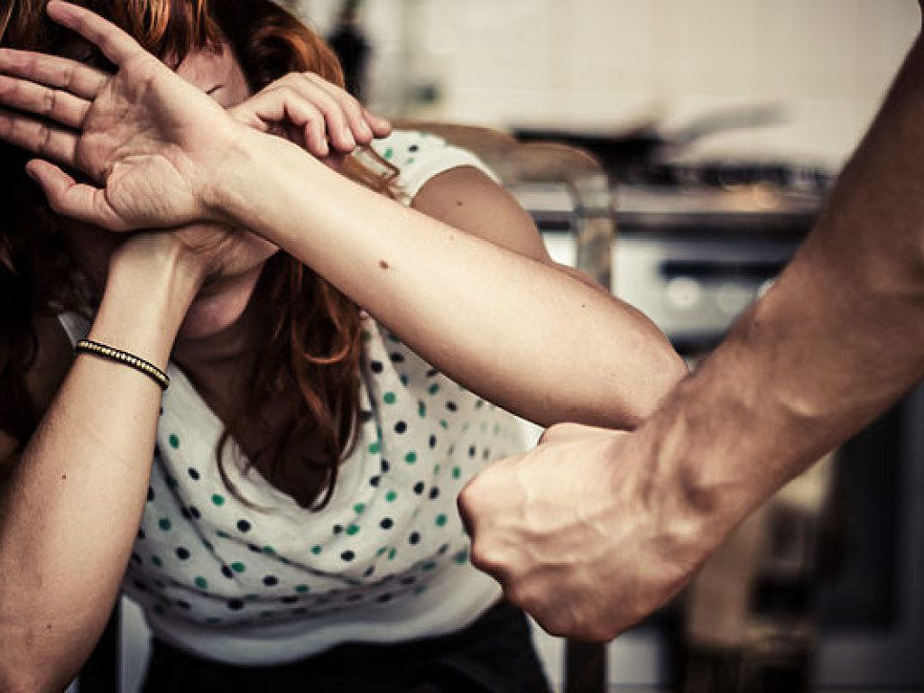 Бывший боксер из Витебска «отрабатывал» удары на своей супруге и чуть не искалечил её вилкой