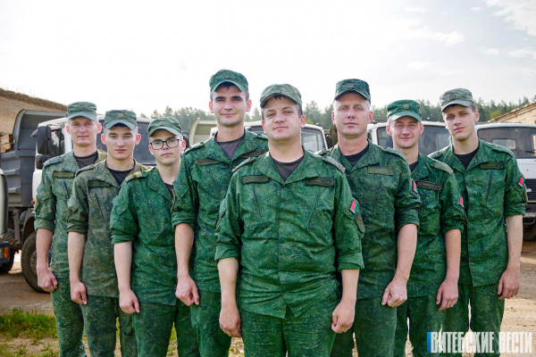 Военные на жатве: сводный взвод помогает убирать урожай в Витебской области
