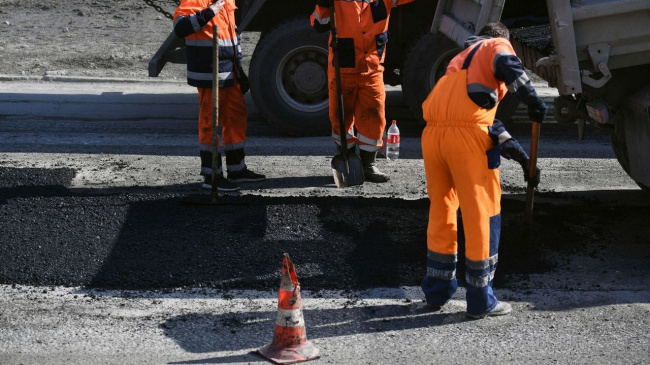 Весенний ремонт дорог в Витебске: задействовано 24 работника и десятки единиц техники