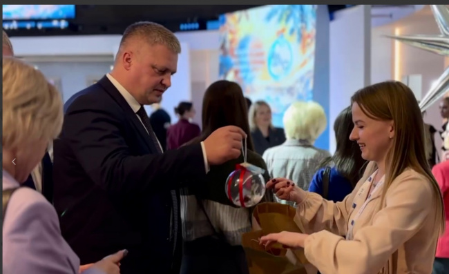 В Витебске стартовал благотворительный аукцион елочных игрушек «Шар добра»