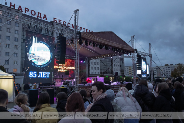 В честь 85-летия Железнодорожного района на площади Победы проходит яркий концерт