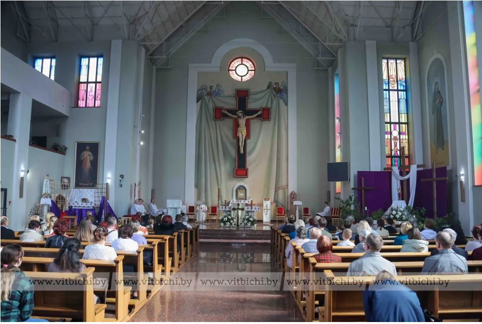 Сегодня верующие отмечают Пасху. Фоторепортаж из кафедрального собора Иисуса Милосердного в Витебске