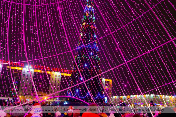 Ёлка с поздравлениями «бегущей строкой»: что будет нового в праздничной иллюминации на площади Победы Витебска