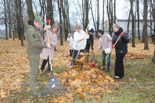 Парки, скверы, предприятия: Первомайцы делают Витебск чище на субботнике