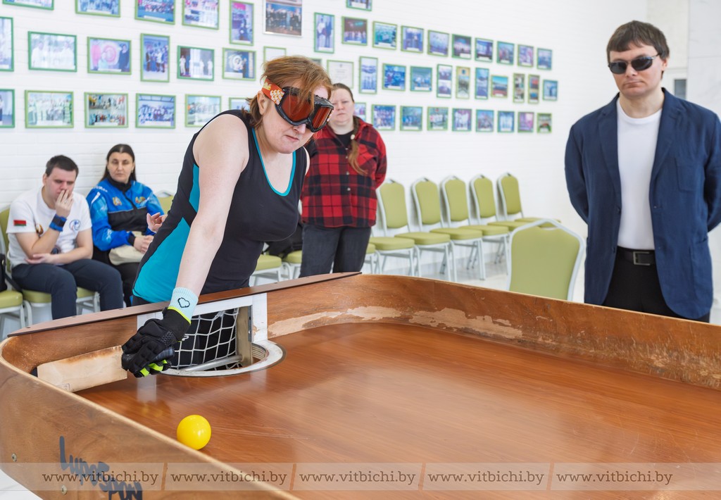 В Витебске на базе УП "Элект" ОО "БелТИЗ" проходит турнир лучших представителей настольного тенниса среди инвалидов с нарушениями зрения