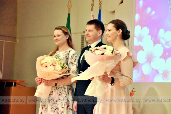 Награды и поздравления принимали многодетные матери на праздничном концерте в Первомайском районе