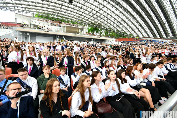 В Витебске в Летнем амфитеатре прошел праздничный концерт «Последний звонок»