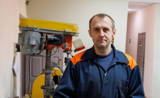 На ДСК его знает каждый второй: электромонтёр Олег Мурашко из ЖРЭТа 28 лет обеспечивает безопасность электропроводки