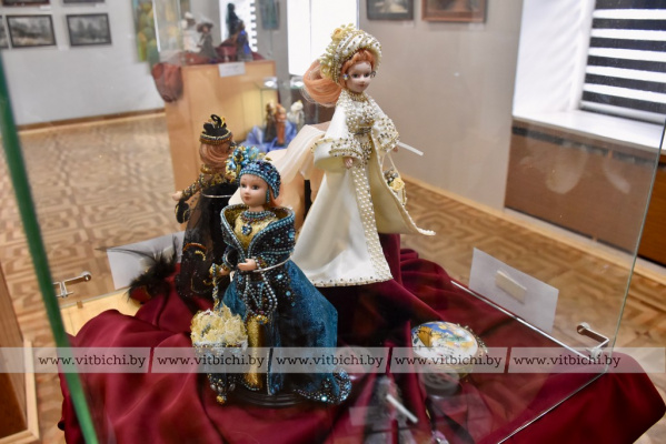Живопись и авторские куклы можно увидеть на выставке в рамках проекта «Женский взгляд. Две грани вдохновения» в Витебске